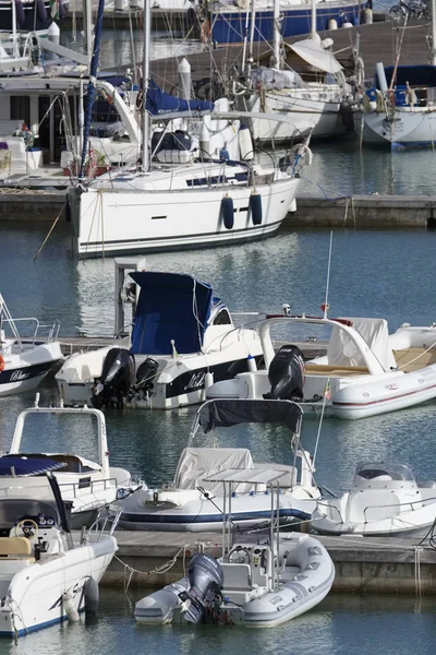 Italien, Sizilien, Mittelmeer, Marina di ragusa; 24. September 2017, Boote und Luxusyachten im Hafen - Leitartikel — Stockfoto