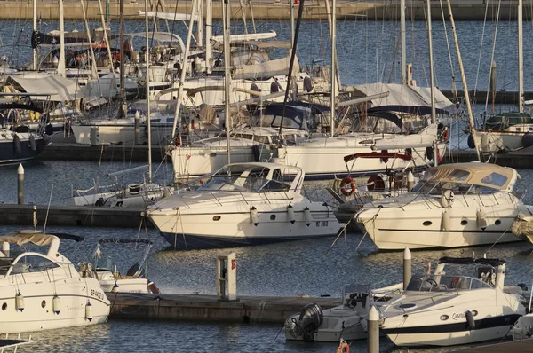 Italië, Sicilië, Middellandse Zee, Marina di Ragusa; 25 februari 2017, jachten boten en luxe in de haven bij zonsondergang - redactie — Stockfoto