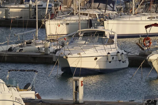 Włochy, Sycylia, Morze Śródziemne, Marina di Ragusa; 25 lutego 2017, łodzie i luksusowe jachty w porcie o zachodzie słońca - Redakcja — Zdjęcie stockowe