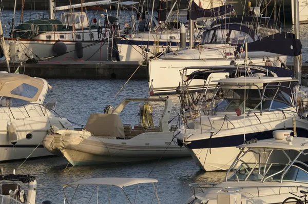 Италия, Сицилия, Средиземное море, Marina di Ragusa; 25 сентября 2017, лодки и роскошные яхты в порту на закате - РЕДАКЦИЯ — стоковое фото