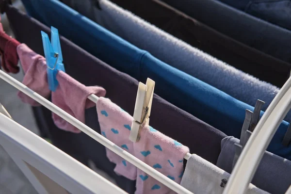 Umyte ubrania na suszarce — Zdjęcie stockowe