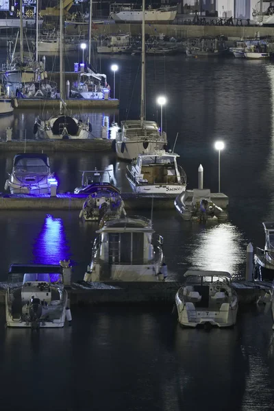 Italia, Sicilia, Mar Mediterráneo, Marina di Ragusa; 26 Septiembre 2017, barcos y yates de lujo en el puerto por la noche - EDITORIAL — Foto de Stock