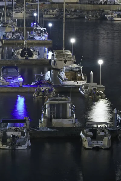 Włochy, Sycylia, Morze Śródziemne, Marina di Ragusa; 26 września 2017 r., łodzie i luksusowe jachty w porcie, w nocy - Redakcja — Zdjęcie stockowe