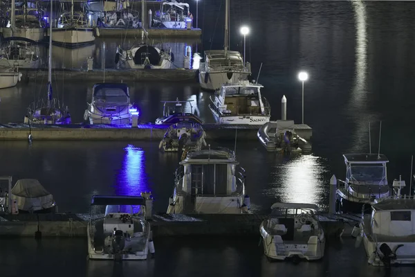 Italia, Sicilia, Mar Mediterráneo, Marina di Ragusa; 26 Septiembre 2017, barcos y yates de lujo en el puerto por la noche - EDITORIAL — Foto de Stock