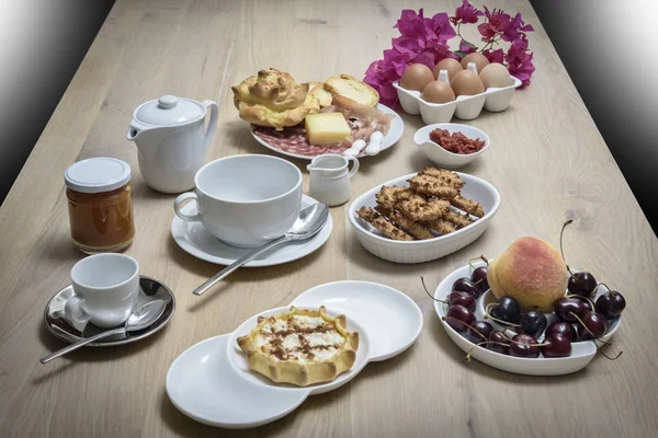 Италия, Сицилия, еда, сицилийский завтрак на деревянном столе — стоковое фото