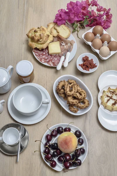 Италия, Сицилия, еда, сицилийский завтрак на деревянном столе — стоковое фото