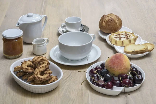 Italië, Sicilië, voedsel, Siciliaans ontbijt op een houten tafel — Stockfoto