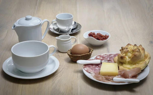 Italië, Sicilië, voedsel, Siciliaans ontbijt op een houten tafel — Stockfoto