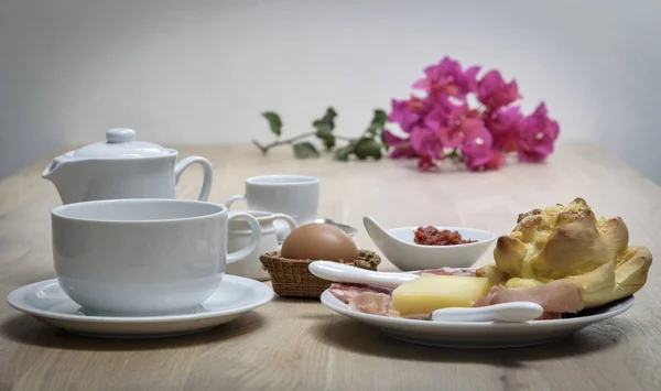 Italië, Sicilië, voedsel, Siciliaans ontbijt op een houten tafel — Stockfoto