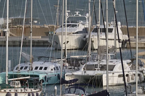 İtalya, Sicilya, Akdeniz, Marina di Ragusa; 4 Ekim 2017, Lüks Yatlar port - Editörden — Stok fotoğraf