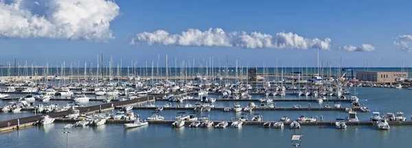 イタリア、シチリア島、地中海、マリーナ ディ ラグーザ。2017 年 10 月 7 日、ボート、高級ヨットのポート - 社説 — ストック写真