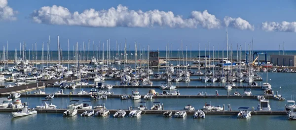 意大利的西西里岛，地中海，玛丽娜迪拉古;2017 年 10 月 7 日，小船和豪华游艇在港口-社论 — 图库照片