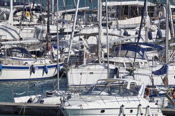 Itália, Sicília, Mar Mediterrâneo, Marina di Ragusa; 6 Outubro 2017, barcos e iates de luxo no porto - EDITORIAL — Fotografia de Stock