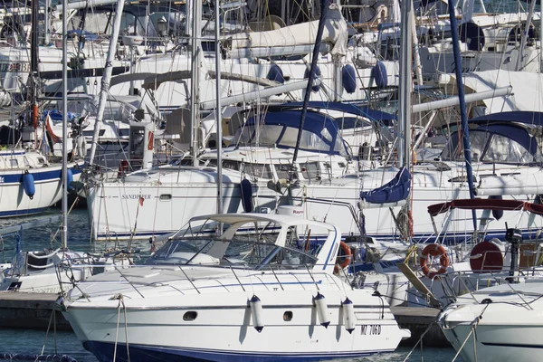 Italia, Sicilia, Mar Mediterráneo, Marina di Ragusa; 6 Octubre 2017, barcos y yates de lujo en el puerto - EDITORIAL —  Fotos de Stock