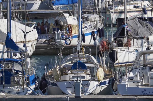 Italia, Sicilia, Mar Mediterráneo, Marina di Ragusa; 6 Octubre 2017, yates de lujo en el puerto - EDITORIAL — Foto de Stock