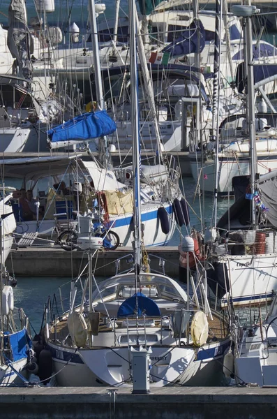 Italien, Sicilien, Medelhavet, Marina di Ragusa; 6 oktober 2017, segelbåtar lyxiga i hamnen - ledare — Stockfoto