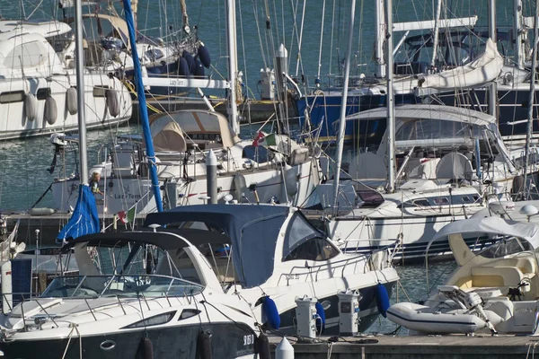 Italien, Sicilien, Medelhavet, Marina di Ragusa; 6 oktober 2017, segelbåtar lyxiga i hamnen - ledare — Stockfoto