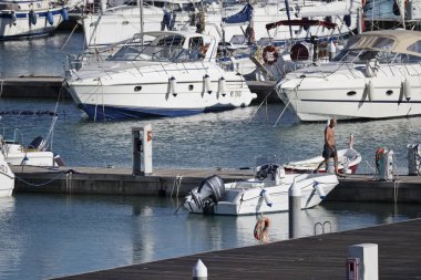 İtalya, Sicilya, Akdeniz, Marina di Ragusa; 8 Ekim 2017, insanlar, tekneler ve Lüks Yatlar Port - Editörden