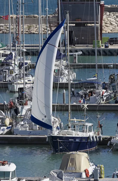İtalya, Sicilya, Akdeniz, Marina di Ragusa; 8 Ekim 2017, tekneler ve Lüks Yatlar port - Editörden
