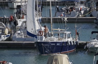 İtalya, Sicilya, Akdeniz; 8 Ekim 2017, adam bir yelkenli tekne liman - Editörden