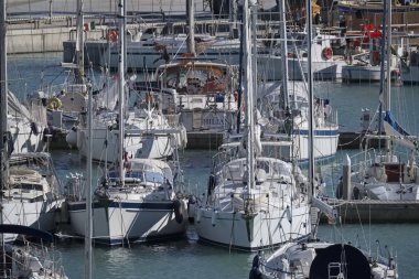 İtalya, Sicilya, Akdeniz, Marina di Ragusa; 8 Ekim 2017, Lüks Yatlar port - Editörden