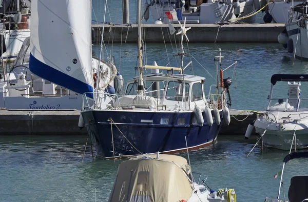 İtalya, Sicilya, Akdeniz, Marina di Ragusa; 8 Ekim 2017, Lüks Yatlar port - Editörden