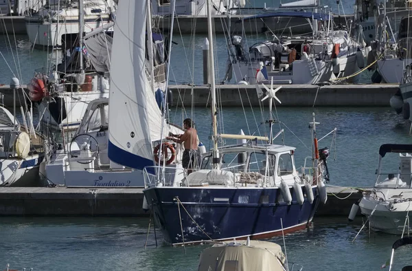 İtalya, Sicilya, Akdeniz; 8 Ekim 2017, adam bir yelkenli tekne liman - Editörden