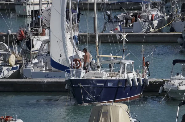 İtalya, Sicilya, Akdeniz; 8 Ekim 2017, adam bir yelkenli tekne liman - Editörden