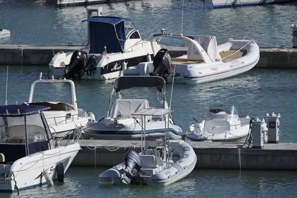 Itália, Sicília, Mar Mediterrâneo, Marina di Ragusa; 8 de outubro de 2017, barcos a motor no porto - EDITORIAL — Fotografia de Stock