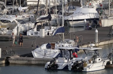 İtalya, Sicilya, Akdeniz, Marina di Ragusa; 9 Ekim 2017, insanlar, tekneler ve Lüks Yatlar Port - Editörden