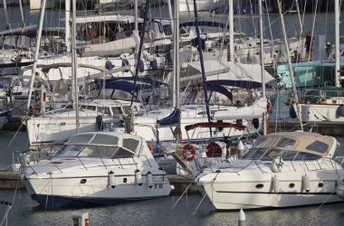 İtalya, Sicilya, Akdeniz, Marina di Ragusa; 9 Ekim 2017, Lüks Yatlar port - Editörden