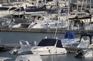 İtalya, Sicilya, Akdeniz, Marina di Ragusa; 9 Ekim 2017, tekneler ve Lüks Yatlar port - Editörden