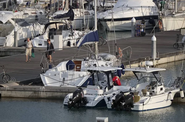 İtalya, Sicilya, Akdeniz, Marina di Ragusa; 9 Ekim 2017, insanlar, tekneler ve Lüks Yatlar Port - Editörden