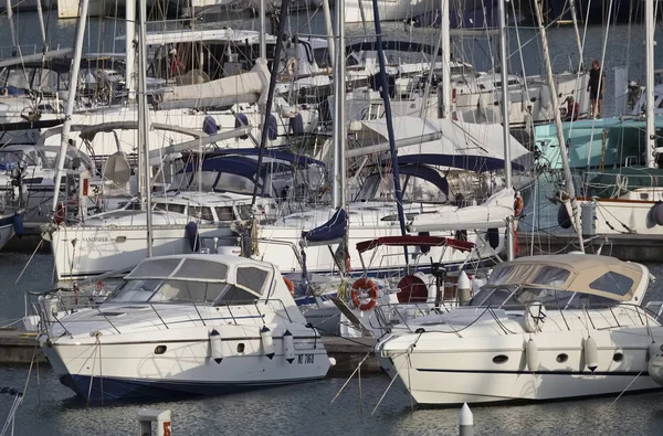 Itália, Sicília, Mar Mediterrâneo, Marina di Ragusa; 9 Outubro 2017, iates de luxo no porto - EDITORIAL — Fotografia de Stock
