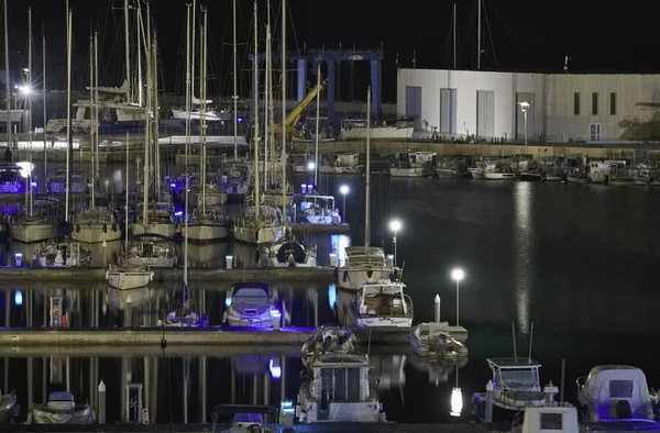 Italien, Sicilien, Medelhavet, Marina di Ragusa; 10 oktober 2017, segelbåtar båtar och lyxiga i hamnen på natten - ledare — Stockfoto