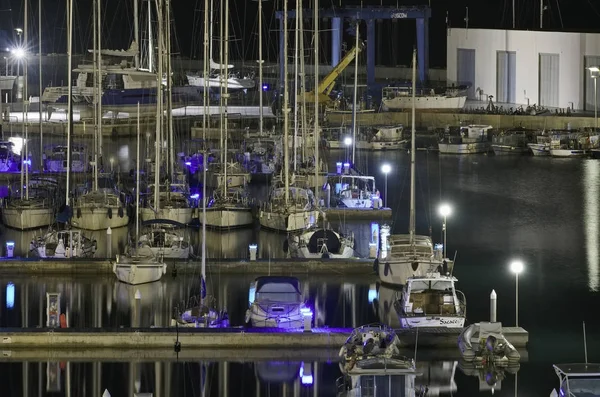Italia, Sicilia, Mar Mediterráneo, Marina di Ragusa; 10 Octubre 2017, barcos y yates de lujo en el puerto por la noche - EDITORIAL — Foto de Stock