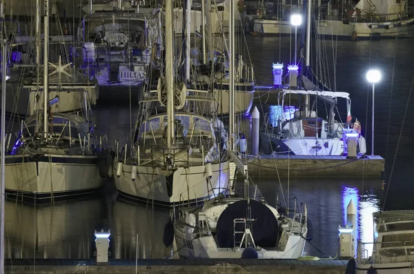 Włochy, Sycylia, Morze Śródziemne, Marina di Ragusa; 10 października 2017, łodzie i luksusowe jachty w porcie w nocy - Redakcja — Zdjęcie stockowe