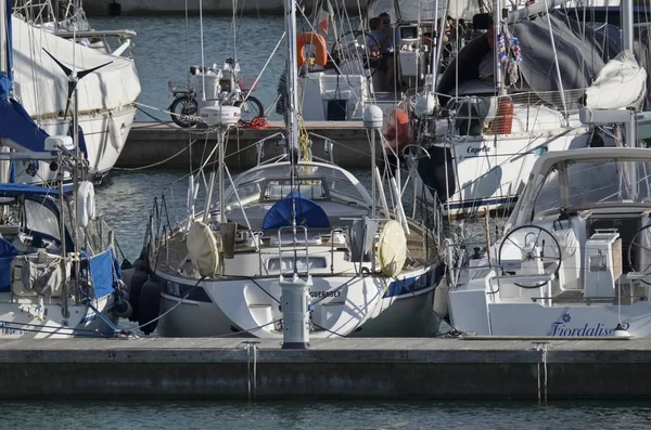 İtalya, Sicilya, Akdeniz, Marina di Ragusa; 11 Ekim 2017, yelkenli tekneler limanda - Editörden