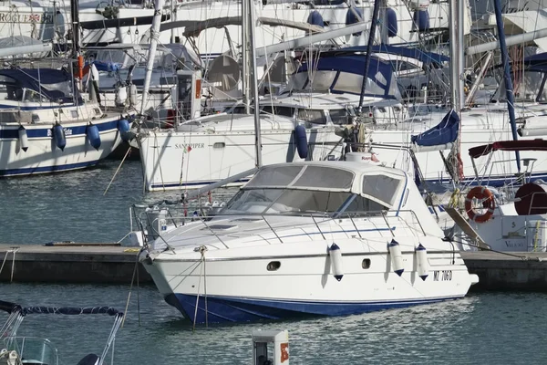 İtalya, Sicilya, Akdeniz, Marina di Ragusa; 11 Ekim 2017, Lüks Yatlar port - Editörden