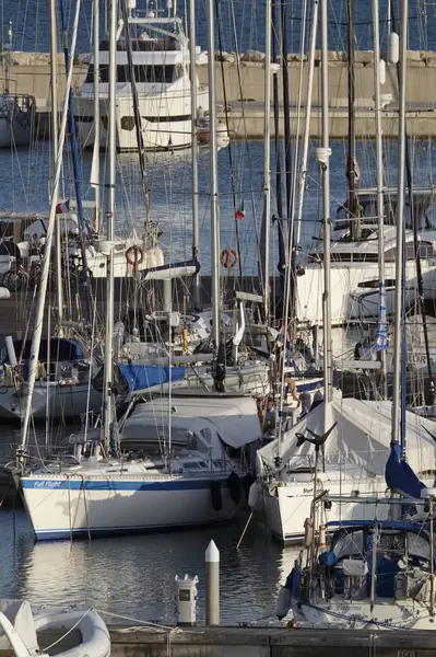 Włochy, Sycylia, Morze Śródziemne, Marina di Ragusa; 11 października 2017, łodzie i luksusowe jachty w porcie - Redakcja — Zdjęcie stockowe