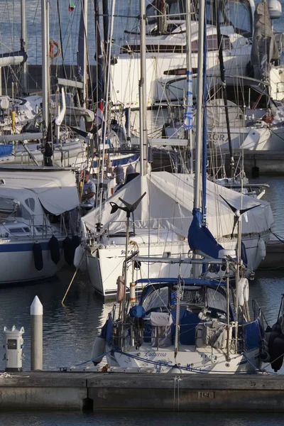 Italia, Sicilia, Mar Mediterráneo, Marina di Ragusa; 11 Octubre 2017, yates de lujo en el puerto - EDITORIAL —  Fotos de Stock