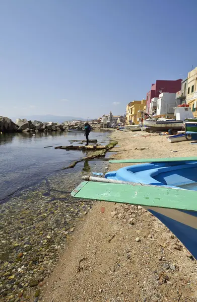 Italy, Sicily, Messina, Torre Faro, Sicily Channel, view of the town and some fishing boats on the beach — Stock Photo, Image