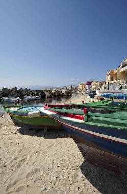 İtalya, Sicilya, Messina, Torre Faro, Sicilya kanal, kasaba ve bazı balıkçı tekneleri sahilde görünümü