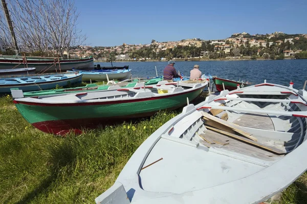 Italia, Sicilia, Messina, lago Ganzirri, pescadores y barcos pesqueros de madera en tierra —  Fotos de Stock