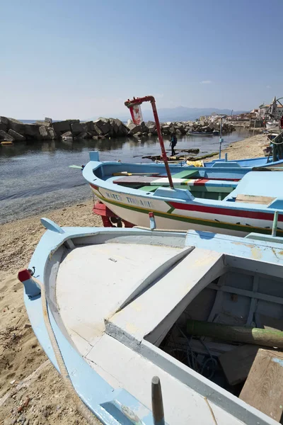 Italien, Sizilien, Messina, Torre Faro, Sizilien Kanal, Blick auf die Stadt und einige Fischerboote am Strand — Stockfoto