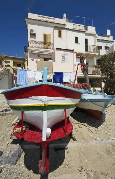 Italien, Sizilien, Messina, Torre Faro, Sizilien Kanal, Blick auf die Stadt und einige Fischerboote am Strand — Stockfoto