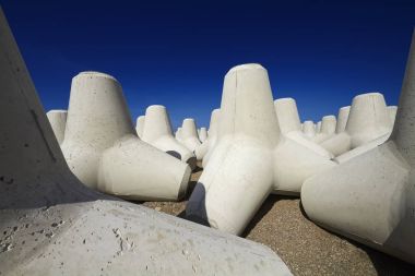 İtalya, Sicilya, Messina vilayeti, inşaat halindeki limanın yakınındaki sahilde beton tetrapodlar