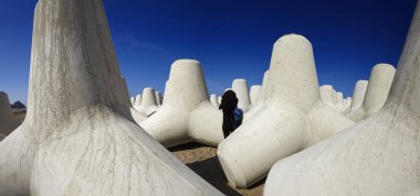 İtalya, Sicilya, Messina vilayeti, inşaat halindeki limanın yakınındaki sahilde beton tetrapodlar