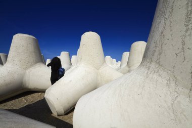 İtalya, Sicilya, Messina vilayeti, inşaat halindeki limanın yakınındaki sahilde beton tetrapodlar