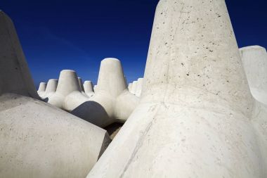 İtalya, Sicilya, Messina vilayeti, inşaat halindeki limanın yakınındaki sahilde beton tetrapodlar